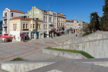 Shumen, Bulgaristan - 10 Nisan 2017: Merkez yaya cadde bul. Slavyanski Shumen şehir içinde