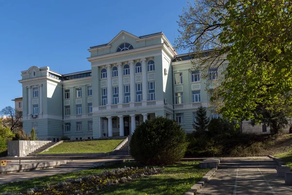 SHUMEN, BULGARIA - 10 DE ABRIL DE 2017: Edificio del Palacio de Justicia en la ciudad de Shumen — Foto de Stock