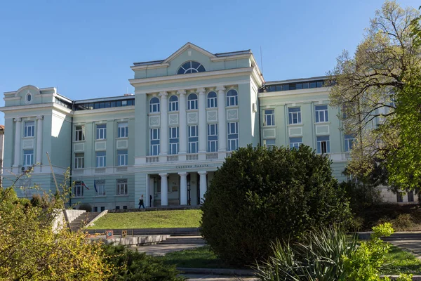 Shumen, Bulgarien - 10. April 2017: zentrale Fußgängerzone Istanbul. Slavyanski in der Stadt Schumen — Stockfoto