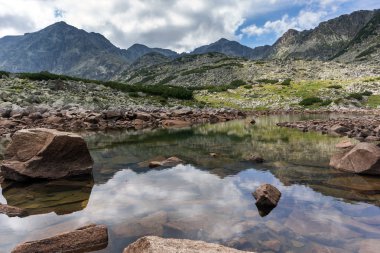 Muhteşem panoramik Musalenski göller ve Musala tepe, Bulgaristan