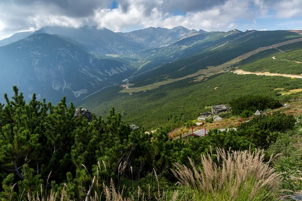 Yastrebets, Vista para Markudzhitsite e Musala pico, Bulgária — Fotografia de Stock