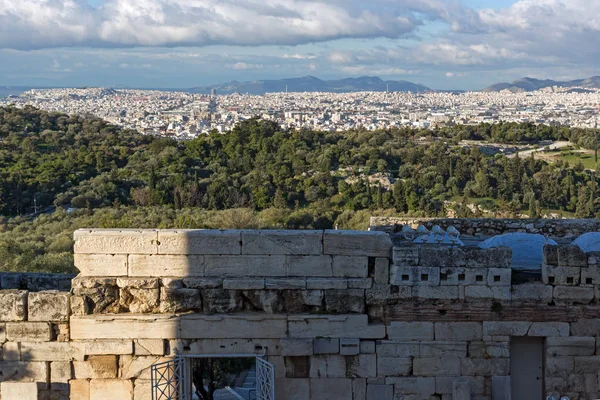 Porta monumentale Propilea nell'Acropoli di Atene — Foto Stock