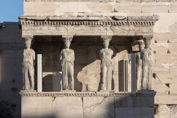 The Porch of the Caryatids in The Erechtheion an ancient Greek temple on the north side of the Acropolis of Athens — Stock Photo, Image