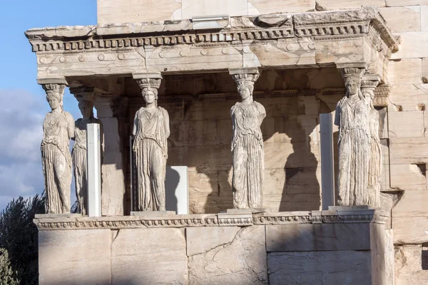 Het voorportaal van de Kariatiden in het Erechteion een oude Griekse tempel aan de noordkant van de Akropolis van Athene — Stockfoto