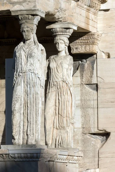 El pórtico de los cariátides en el Erechtheion un templo griego antiguo en el lado norte de la Acrópolis de Atenas — Foto de Stock