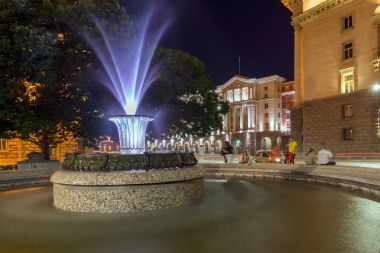 Sofia, Bulgaristan - 30 Haziran 2017: Gece fotoğraf çeşmenin önünde Cumhurbaşkanlığı Sofya'da da Binası
