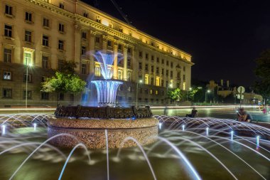 Sofia, Bulgaristan - 30 Haziran 2017: Gece fotoğraf çeşmenin önünde Cumhurbaşkanlığı Sofya'da da Binası