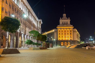 Sofia, Bulgaristan - 30 Haziran 2017: Gece fotoğrafı binalar Konseyi Bakanlar ve Sofya'da eski komünist parti evi