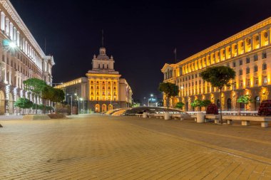 Sofia, Bulgaristan - 30 Haziran 2017: Gece fotoğrafı binalar Başkanlığı ve Sofya'daki eski komünist parti evi