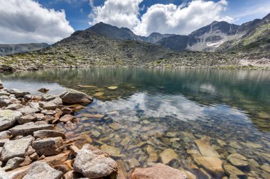 Muhteşem panoramik Musalenski göller ve Musala tepe, Rila Dağı