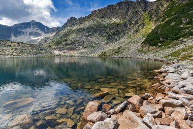 Muhteşem panoramik Musalenski göller ve Musala tepe, Rila Dağı