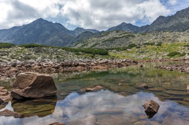 Muhteşem panoramik Musalenski göller ve Musala tepe, Rila Dağı