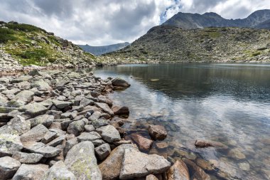 Muhteşem panoramik Musalenski göller ve Musala tepe, Rila Dağı