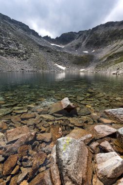 Rila Dağı ile Ledenoto (ICE) Gölü ve Musala tepe manzara