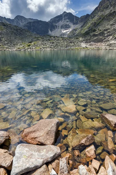 令人惊叹的全景视图 Musalenski 湖泊和大部分峰值，里拉山 — 图库照片