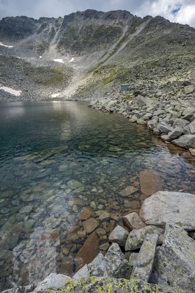 景观与里拉山 Ledenoto （冰） 湖与大部分峰 — 图库照片