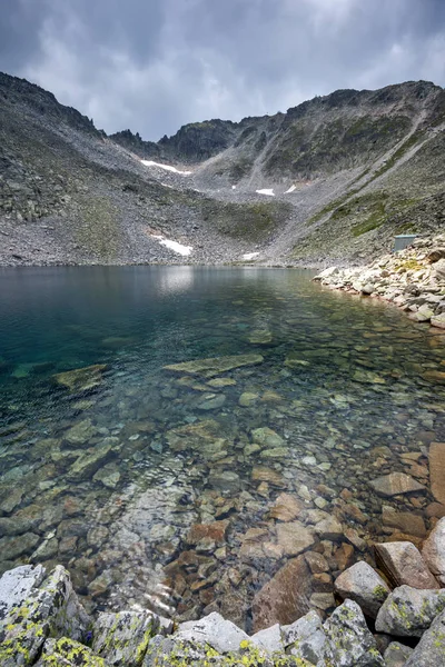 景观与里拉山 Ledenoto （冰） 湖与大部分峰 — 图库照片