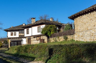 Bozhentsi, Bulgaristan - 29 Ekim 2016: Bozhentsi Köyü, Gabrovo bölgesi eski evlerde