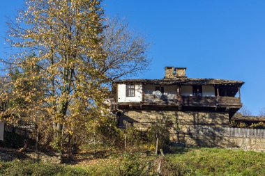 Bozhentsi, Bulgaristan - 29 Ekim 2016: Bozhentsi Köyü, Gabrovo bölgesi eski evlerde