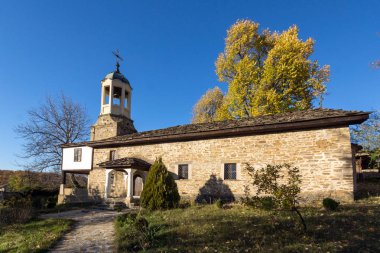 Bozhentsi, Bulgaristan - 29 Ekim 2016: Sonbahar görünümü, Kilisesi, Saint Peygamber Elijah Bozhentsi Köyü, Gabrovo bölgesi içinde