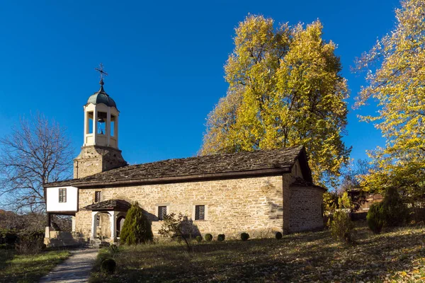 Bozhentsi, Bulgaristan - 29 Ekim 2016: Sonbahar görünümü, Kilisesi, Saint Peygamber Elijah Bozhentsi Köyü, Gabrovo bölgesi içinde — Stok fotoğraf