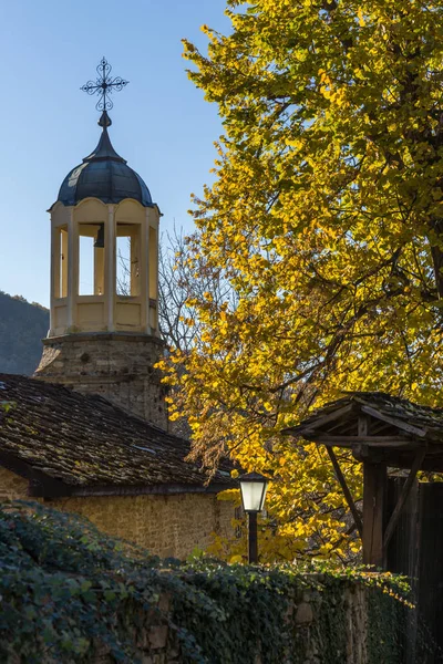 BOZHENTSI, BULGARIA - 29 OTTOBRE 2016: Veduta autunnale della Chiesa di San Profeta Elia nel villaggio di Bozhentsi, regione Gabrovo — Foto Stock