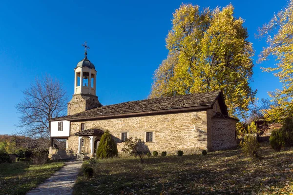 BOZHENTSI, BULGÁRIA - OUTUBRO 29 2016: Vista de outono da Igreja do Santo Profeta Elias na aldeia de Bozhentsi, região de Gabrovo — Fotografia de Stock