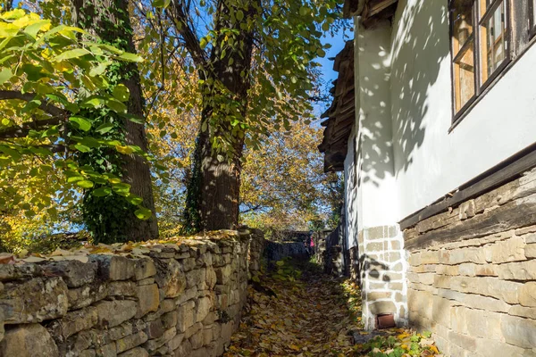 BOZHENTSI, BULGARIE - 29 OCTOBRE 2016 : Vue d'automne des maisons anciennes dans le village de Bozhentsi, région de Gabrovo — Photo