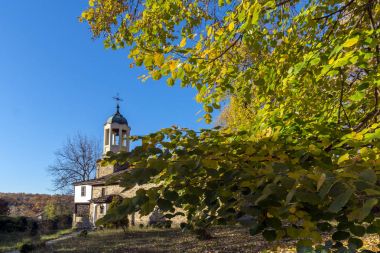 Bozhentsi, Bulgaristan - 29 Ekim 2016: Sonbahar görünümü, Kilisesi, Saint Peygamber Elijah Bozhentsi Köyü, Gabrovo bölgesi içinde