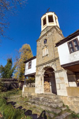 Bozhentsi, Bulgaristan - 29 Ekim 2016: Sonbahar görünümü, Kilisesi, Saint Peygamber Elijah Bozhentsi Köyü, Gabrovo bölgesi içinde