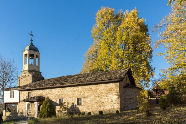BOZHENTSI, BULGARIE - 29 OCTOBRE 2016 : Vue d'automne de l'église du Saint Prophète Elijah dans le village de Bozhentsi, région de Gabrovo — Photo