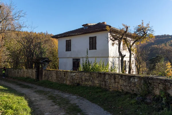 BOZHENTSI, BULGARIA - OCTOBER 29 2016:  Autumn view of Old Houses in village of Bozhentsi, Gabrovo region — Stock Photo, Image