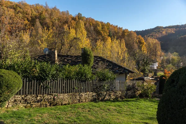 BOZHENTSI, BULGARIA - OCTOBER 29 2016:  Autumn view of Old Houses in village of Bozhentsi, Gabrovo region — Stock Photo, Image