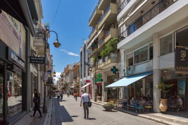 Patras, Yunanistan 28 Mayıs 2015: Patras, Peloponnese tipik sokakta