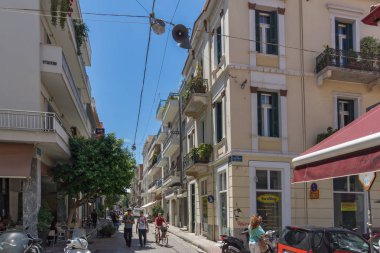Patras, Yunanistan 28 Mayıs 2015: Patras, Peloponnese tipik sokakta