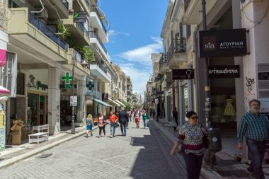 Patras, Yunanistan 28 Mayıs 2015: Patras, Peloponnese tipik sokakta
