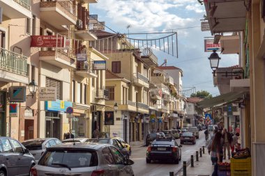Patras, Yunanistan - 28 Mayıs 2015: Nafpaktos şehir tipik sokakta