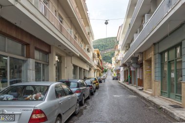 Patras, Yunanistan - 28 Mayıs 2015: Nafpaktos şehir tipik sokakta