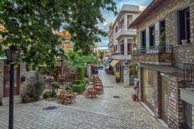 Patras, Yunanistan - 28 Mayıs 2015: Nafpaktos şehir tipik sokakta