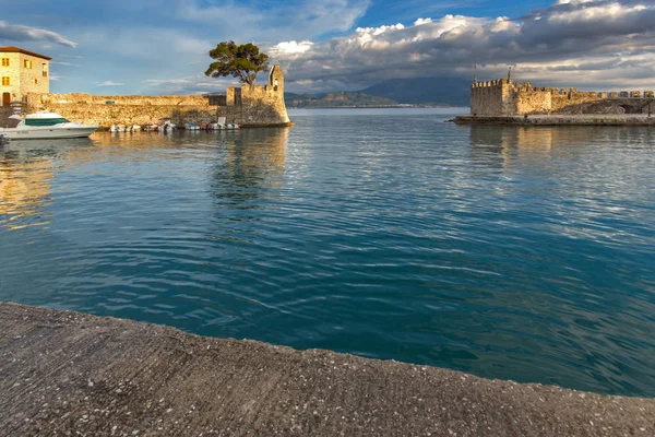 NAFPAKTOS, GRÉCIA - MAIO 28, 2015: Panorama do pôr-do-sol da fortificação no porto da cidade de Nafpaktos — Fotografia de Stock