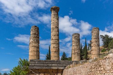 Apollon Tapınağı Delphi antik Yunan sit alanı içinde sütunlar