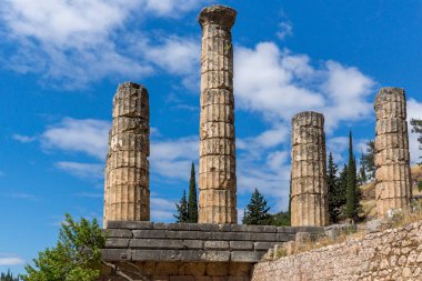 Apollon Tapınağı Delphi antik Yunan sit alanı içinde sütunlar