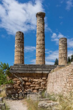Apollon Tapınağı Delphi antik Yunan sit alanı içinde sütunlar