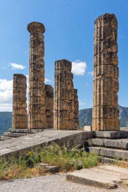 Apollon Tapınağı Delphi antik Yunan sit alanı içinde sütunlar