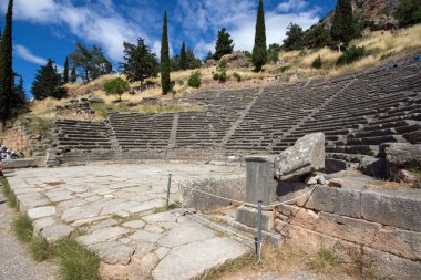 Delphi antik Yunan arkeolojik sitedeki Amfi Tiyatro Panoraması,