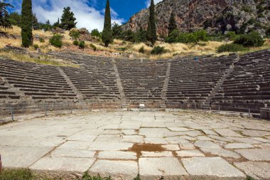 Delphi antik Yunan arkeolojik sitedeki Amfi Tiyatro Panoraması