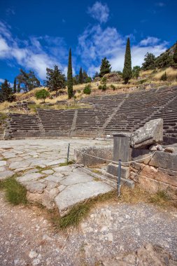 Delphi antik Yunan arkeolojik sitedeki Amfi Tiyatro Panoraması