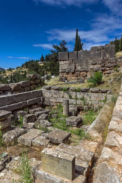 Ruiny starożytnych greckich wykopaliska archeologiczne w Delphi — Zdjęcie stockowe