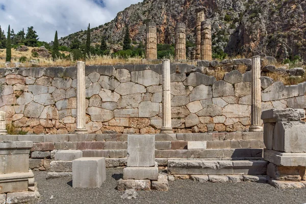 Columna en el sitio arqueológico griego antiguo de Delphi — Foto de Stock