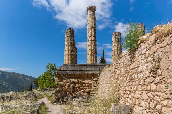 Colonnes dans le temple d'Apollon dans le site archéologique grec antique de Delphes — Photo